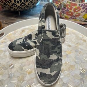 Brand new camouflage Steve Madden sneaker-slide! Woman Size 8